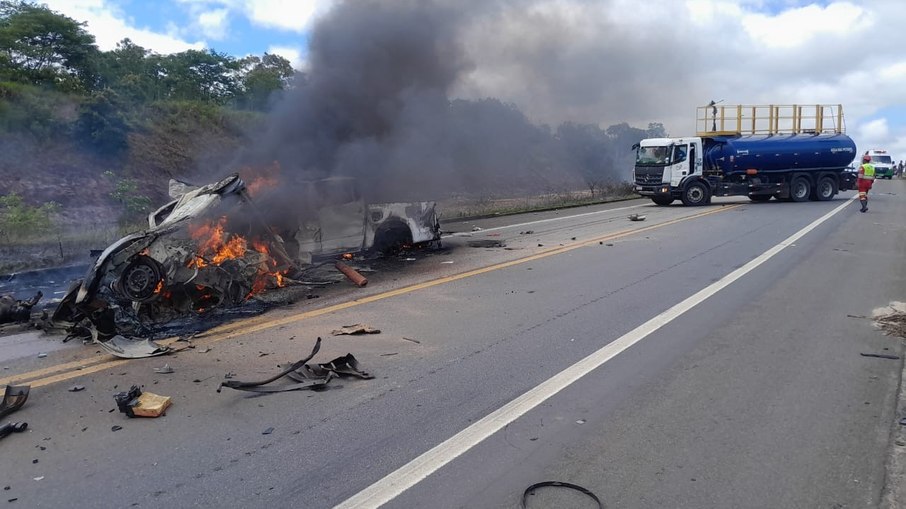 Acidente grave na BR-101 Dez pessoas morreram após uma colisão frontal entre dois carros neste sábado (27), em Mucuri, no sul da Bahia, perto da divisa com o Espírito Santo