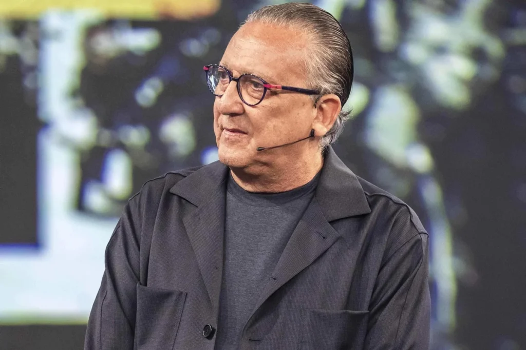 Galvão Bueno recebe alta hospitalar O narrador esportivo deixou o hospital neste sábado (27), após ser internado em Londrina para tratar um início de pneumonia. Segundo a família, o quadro não era grave e ele respondeu bem ao tratamento.