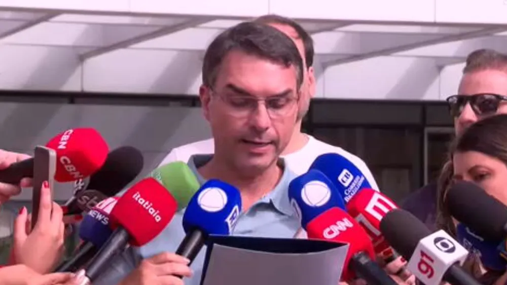 Em carta lida nesta quinta-feira (25), Jair Bolsonaro confirmou a pré-candidatura do senador Flávio Bolsonaro à Presidência da República.