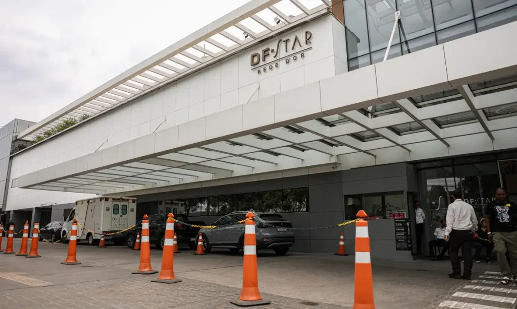 O ex-presidente foi submetido neste sábado (27) a um procedimento para aliviar crises persistentes de soluço. Segundo os médicos, ele já está no quarto e se recupera bem.