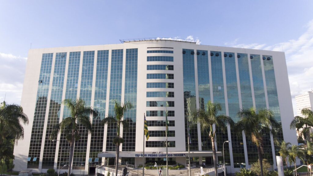 Governo de Goiás lança novo programa para negociação de dívidas Contribuintes poderão regularizar débitos de ICMS, IPVA e ITCD com descontos de até 99% em multas e juros.