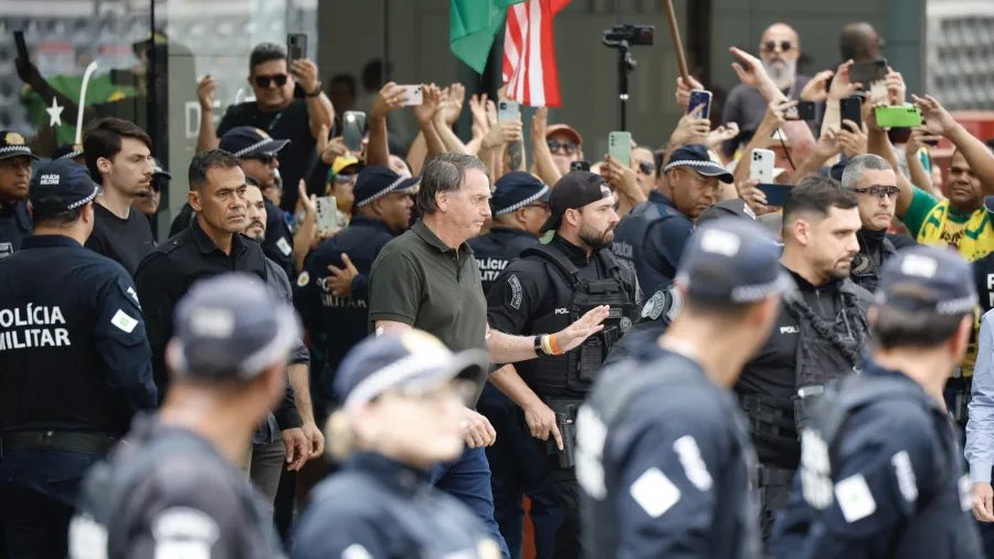 O ministro Alexandre de Moraes autorizou, nesta quarta (24), a visita dos filhos de Jair Bolsonaro durante sua internação no Hospital DF Star, em Brasília.