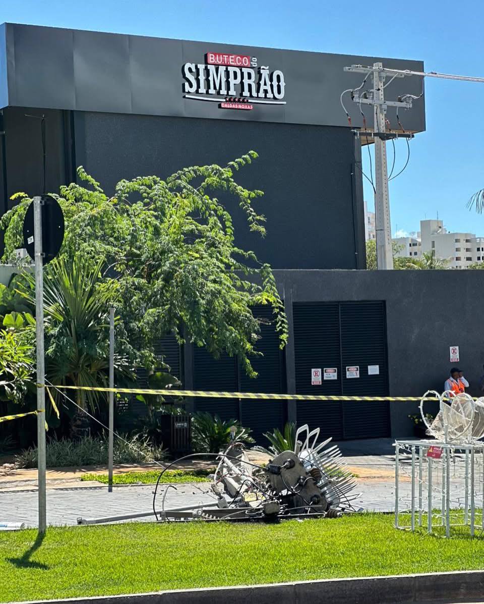 Um motorista perdeu o controle do carro, derrubou um poste de energia e fugiu do local na madrugada desta quinta-feira (25), em Caldas Novas.