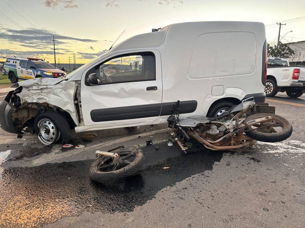 Uma colisão entre um carro e uma motocicleta deixou o motociclista gravemente ferido na tarde desta terça-feira (24).