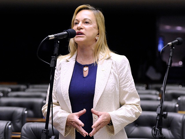 No Brasil, a deputada federal Magda Moffato (PRD) criticou o posicionamento do PT e do presidente Lula, que defendem o princípio da soberania da Venezuela.