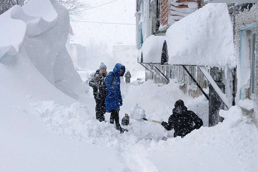 Leste da Rússia Tempestades severas soterraram cidades inteiras sob metros de neve. Em alguns locais, o gelo chegou à altura do 4º andar de prédios. O governo decretou estado de emergência.
