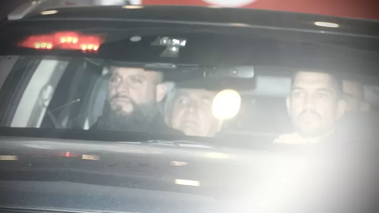 Bolsonaro recebe alta médica e retorna à custódia da PF O ex-presidente Jair Bolsonaro recebeu alta do Hospital DF Star, em Brasília, nesta quinta-feira (1º), após 7 dias internado. Segundo a equipe médica, ele apresentou evolução satisfatória após procedimentos cirúrgicos e segue em tratamento medicamentoso.