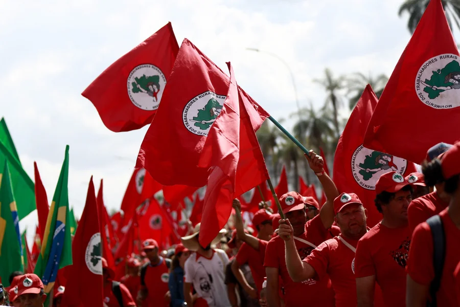 MST anuncia envio de brigadas a Venezuela e Gaza O Movimento dos Trabalhadores Rurais Sem Terra informou que enviará brigadas de jovens para a Venezuela e Faixa de Gaza com foco em troca de conhecimentos em agroecologia, formação técnica e apoio a camponeses locais, segundo Simone Magalhães, do setor internacional do MST. Ainda não há datas confirmadas para as missões.