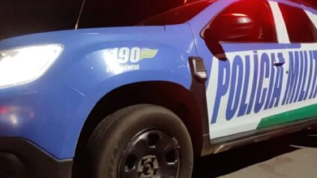 Um jovem de 20 anos foi preso após matar o próprio pai, de 52 anos, a facadas, no bairro Anhanguera, em Goiânia, horas antes da virada do ano. Segundo a Polícia Militar, ele disse que tentou defender a mãe, que teria sido ferida pelo marido durante uma discussão.