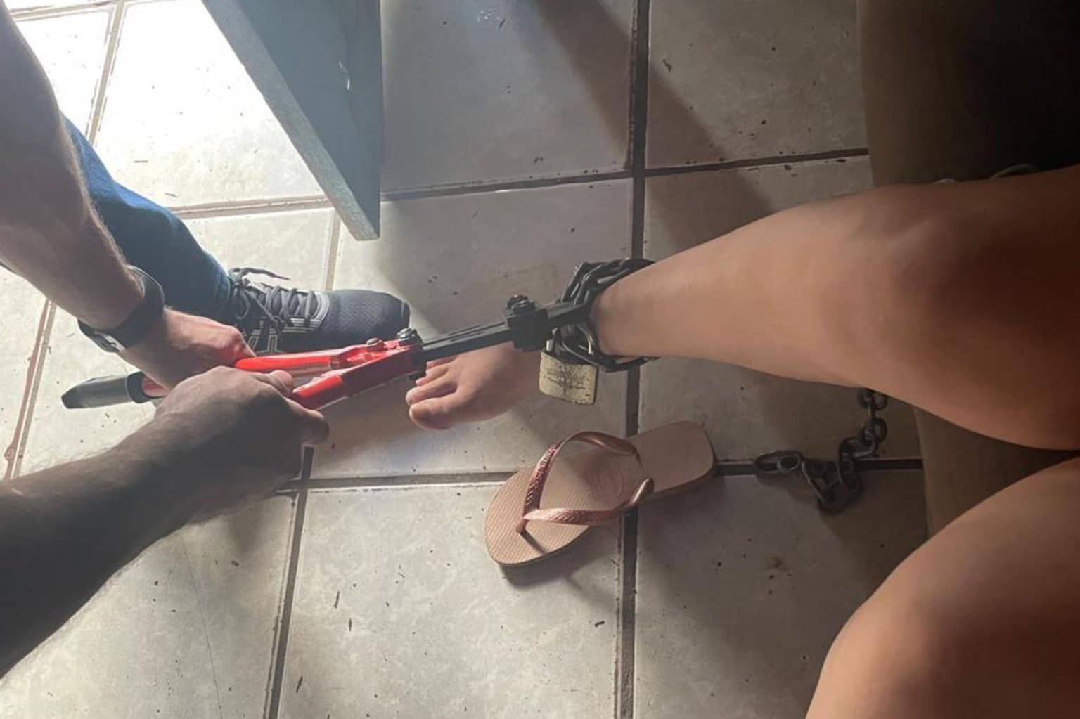 Um homem de 28 anos foi preso em Tupanciretã, suspeito de manter a companheira, de 21 anos, acorrentada à cama em uma casa na zona rural do município.