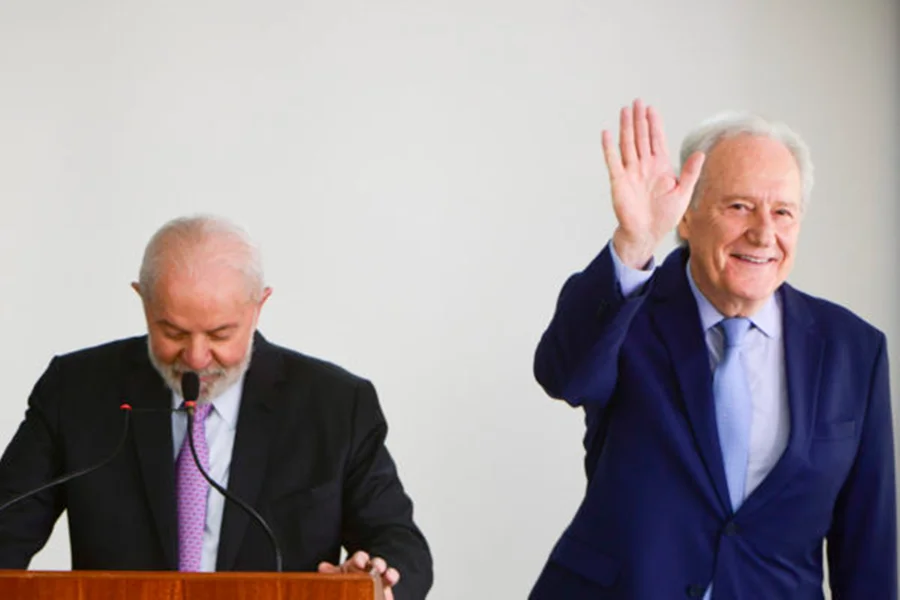 Após entregar ao presidente Luiz Inácio Lula da Silva sua carta de demissão do Ministério da Justiça nesta quinta-feira (8), o agora ex-ministro Ricardo Lewandowski deixou Brasília e seguiu para São Paulo. Mesmo com sua saída, a pasta seguirá com comando interino até a definição do novo titular.