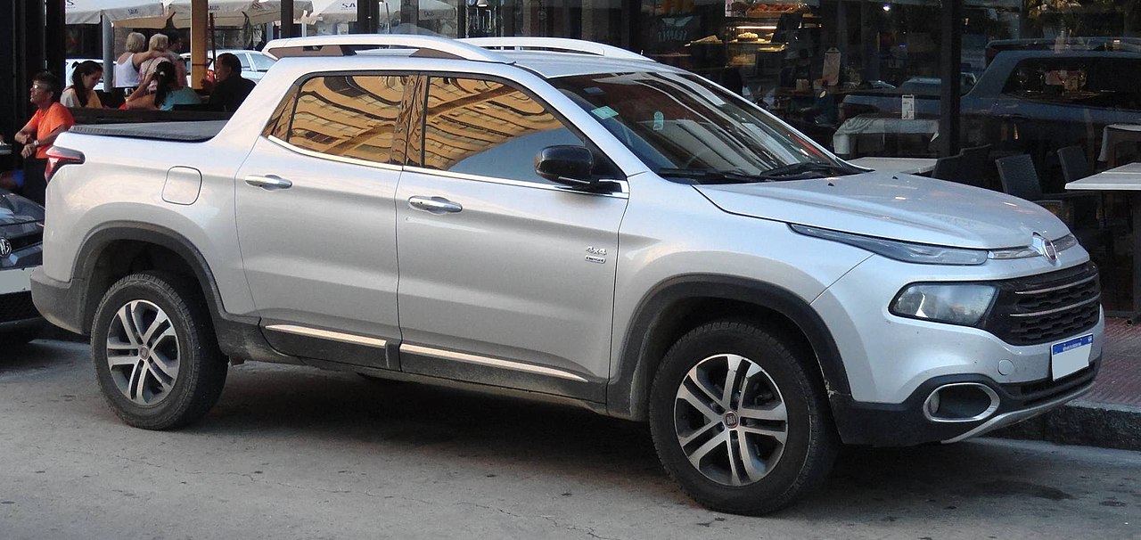 Em Sorocaba (SP), um Jeep Renegade ficou ilhado na enchente, enquanto o Fiat Uno passou tranquilamente e deixou o SUV para trás.