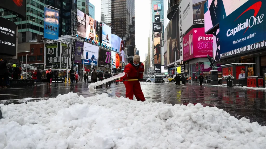 Tempestade de neve e gelo paralisa EUA Imagens aéreas feitas por um brasileiro em Austin, no Texas, mostram estradas totalmente congeladas e sem condições de tráfego.