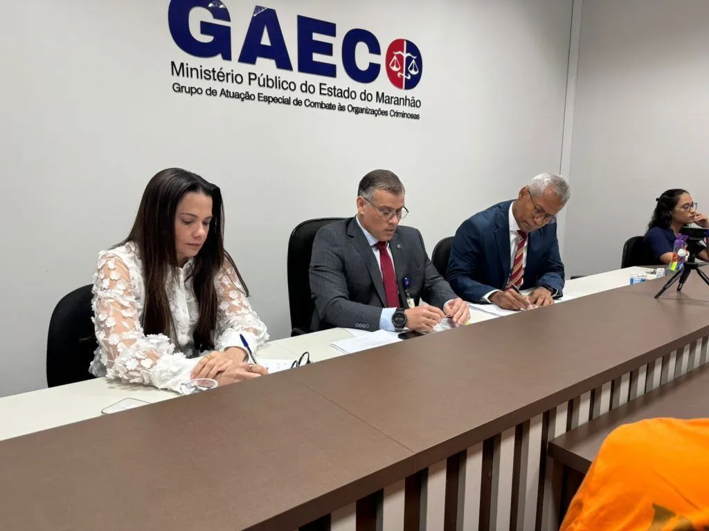 A Justiça do Maranhão decidiu manter a maior parte das prisões da Operação Tântalo II, mesmo após parecer da cúpula do Ministério Público favorável à soltura dos investigados. 📅 A decisão foi tomada nesta segunda-feira (12/01) pela desembargadora Graça Amorim, do TJMA, um dia após promotores do Gaeco pedirem exoneração coletiva em protesto contra o posicionamento da Procuradoria-Geral.