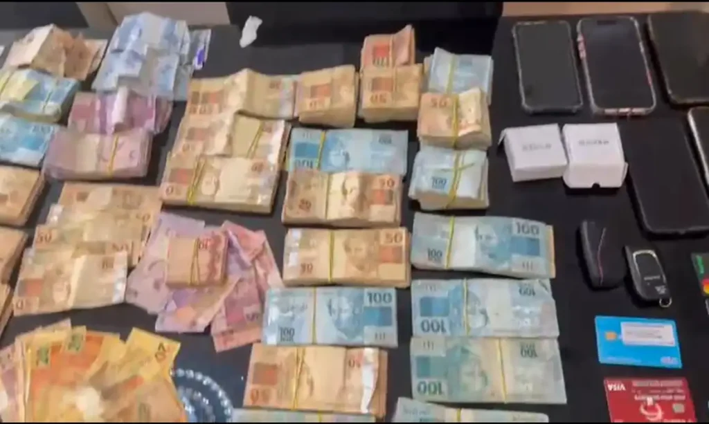 O Ministério Público de São Paulo deflagrou nesta quarta-feira (28) a Operação TAC, que investiga um suposto esquema de corrupção em Ferraz de Vasconcelos. A ação resultou na apreensão de bens, bloqueio de valores e na apreensão de mais de R$ 105 mil em dinheiro na casa de um dos investigados.