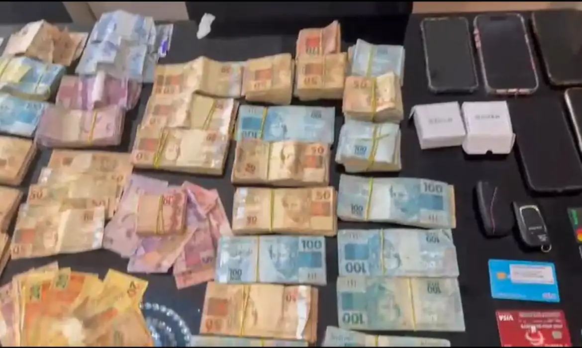 O Ministério Público de São Paulo deflagrou nesta quarta-feira (28) a Operação TAC, que investiga um suposto esquema de corrupção em Ferraz de Vasconcelos. A ação resultou na apreensão de bens, bloqueio de valores e na apreensão de mais de R$ 105 mil em dinheiro na casa de um dos investigados.