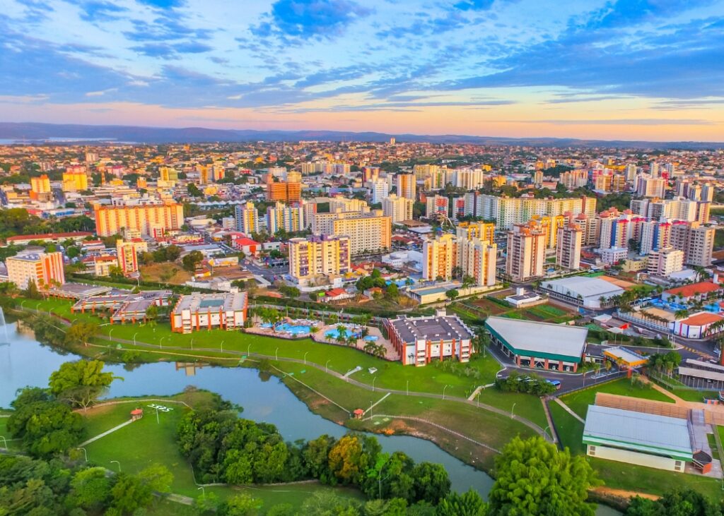 CALDAS NOVAS EM ALERTA CONTRA A DENGUE A Prefeitura de Caldas Novas decretou calamidade pública por conta da epidemia de dengue e do risco de outras arboviroses. O decreto, assinado pelo prefeito Kleber Marra, tem validade inicial de 90 dias.