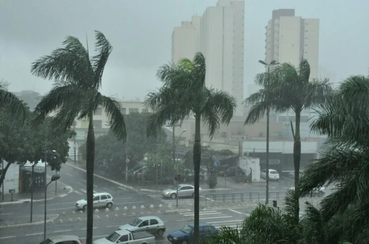 A forte chuva que atingiu Caldas Novas na noite desta segunda-feira (19) causou alagamentos e deixou várias ruas intransitáveis. Moradores enfrentaram enxurradas intensas em diversos pontos da cidade.