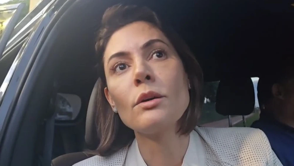 Michelle Bolsonaro fala sobre estado de saúde do ex-presidente Em entrevista concedida há pouco, Michelle Bolsonaro comentou a situação do ex-presidente Jair Bolsonaro (PL) e afirmou que o momento é de atenção e apreensão.