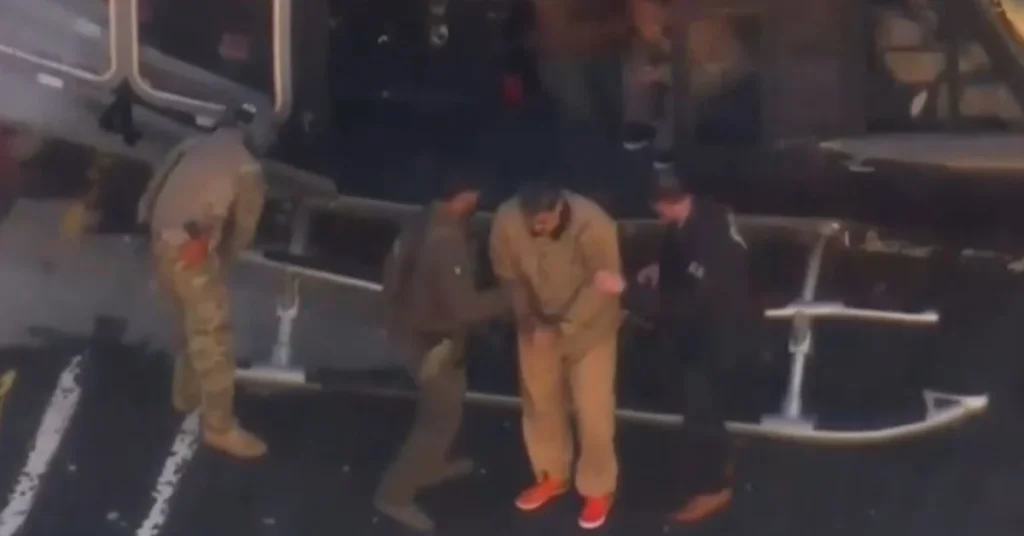 O ditador venezuelano Nicolás Maduro foi transferido de helicóptero nesta segunda-feira (5) para comparecer à sua primeira audiência em um tribunal federal em Lower Manhattan, em Nova York.