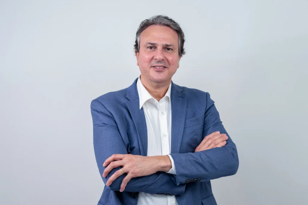Governo Federal O ministro da Educação, Camilo Santana, confirmou que deixará o comando do MEC após apresentar o balanço das ações da pasta referentes a 2025. A saída será discutida com o presidente Lula.