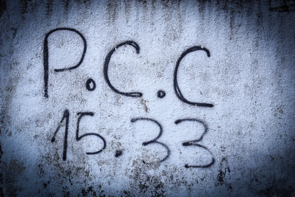 DINHEIRO DO PCC NA ECONOMIA FORMAL Autoridades identificaram recursos do PCC (Primeiro Comando da Capital) infiltrados em pequenos negócios e grandes empresas em diferentes regiões do país.