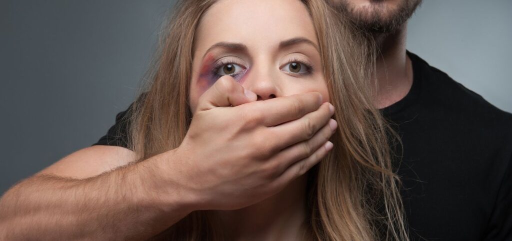 Violência contra a mulher cresce em Goiás em 2025 Mais de 55 mil mulheres foram vítimas de violência no estado até novembro de 2025, segundo dados do CNJ. O número já supera todo o ano de 2024.