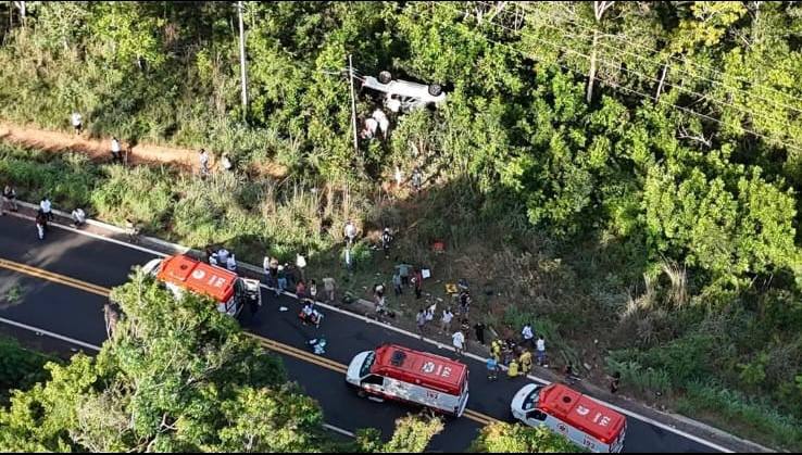 Acidente deixa um morto e ao menos 18 vítimas em Rio Quente (GO)