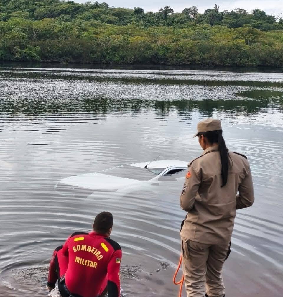 Uma caminhonete que tracionava um reboque afundou no Rio Paranaíba na madrugada deste domingo (4), por volta das 5h30, na Avenida Beira Rio, na rampa do antigo Náutico, em Itumbiara.