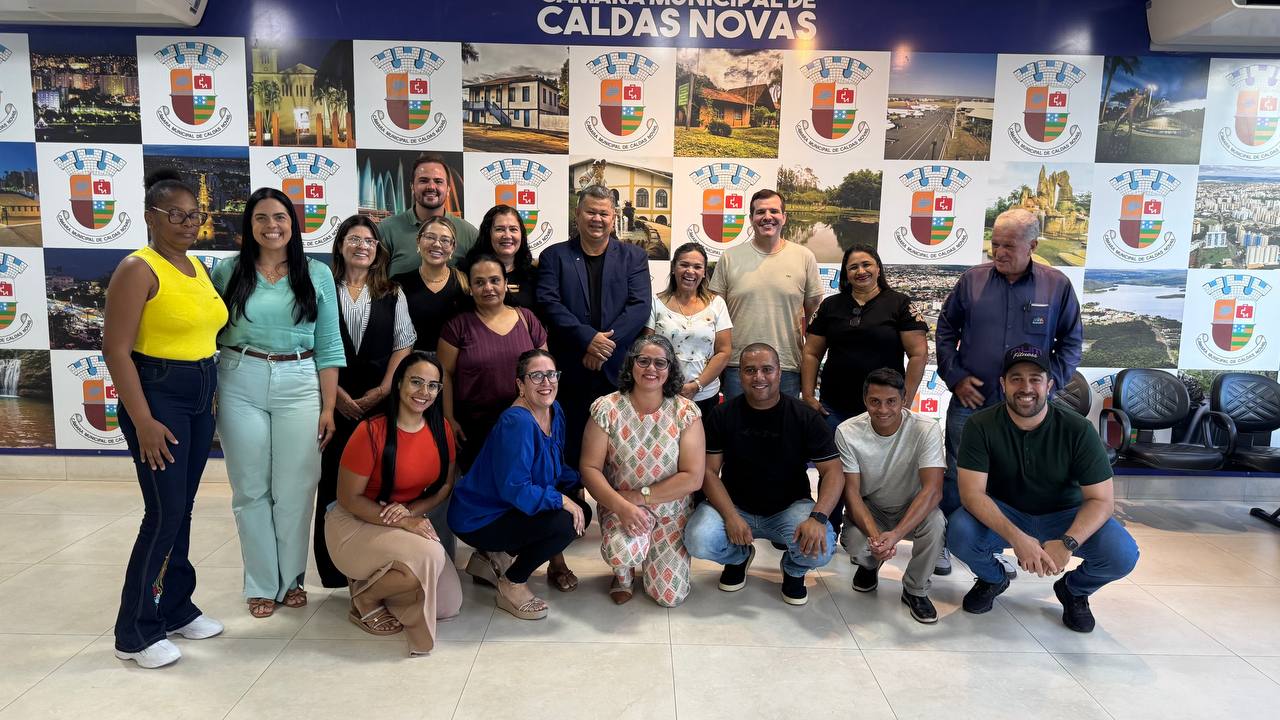 Valorização dos Profissionais de Apoio à Educação Infantil Em cumprimento à Lei Federal nº 15.326/2026, a pedido do prefeito Kleber Marra, será encaminhado à Câmara Municipal, em regime de urgência, um projeto de Lei que regulamenta o piso dos profissionais de apoio e equipara ao magistério.