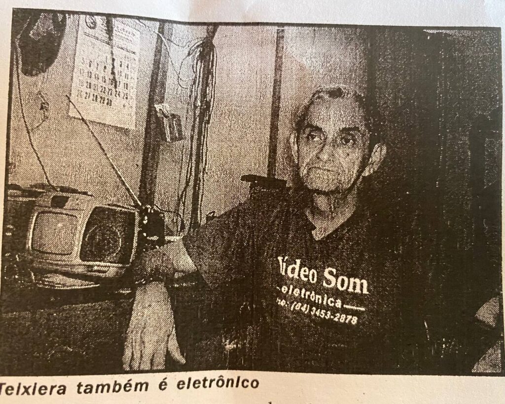 Teixeira Mendes: a liberdade do rádio e a alma da música brasileira Empresário aposentado, artista da eletrônica, músico e comunicador nato, Teixeira Mendes é um daqueles personagens raros que ajudaram a moldar não apenas a economia, mas também a identidade cultural de Caldas Novas.