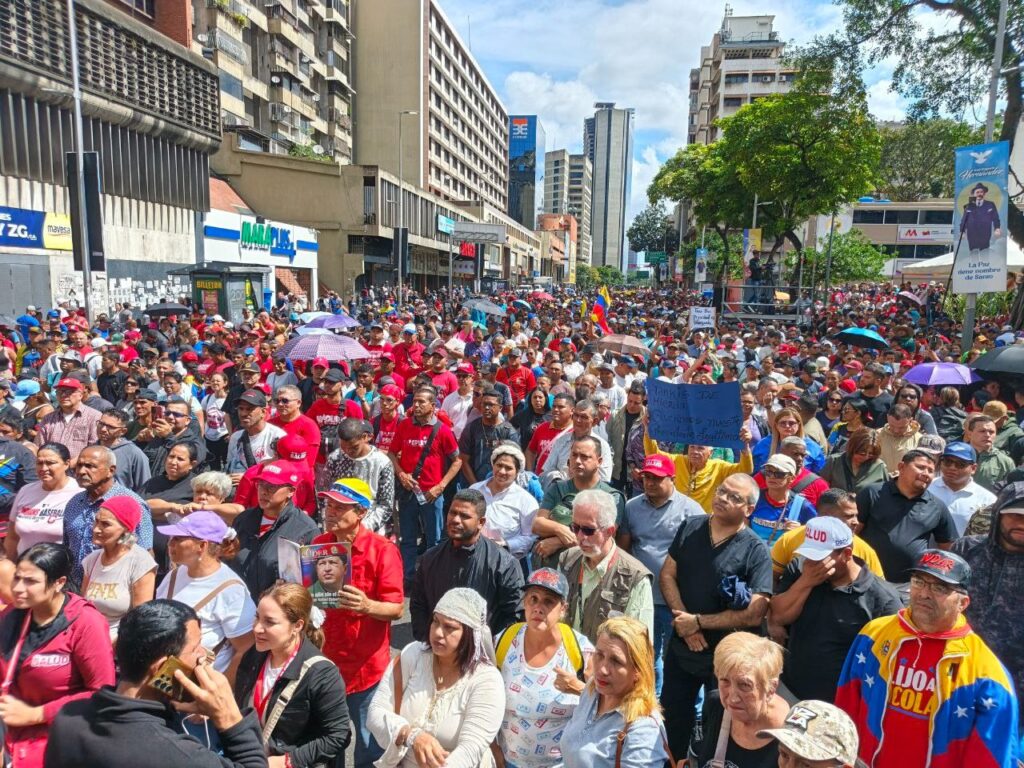 Manifestantes espalharam outdoors, murais e cartazes pelas ruas de Caracas nesta quarta-feira (21) pedindo o retorno de Nicolás Maduro e de sua esposa, Cilia Flores, destituídos e capturados por forças dos Estados Unidos no início de janeiro.