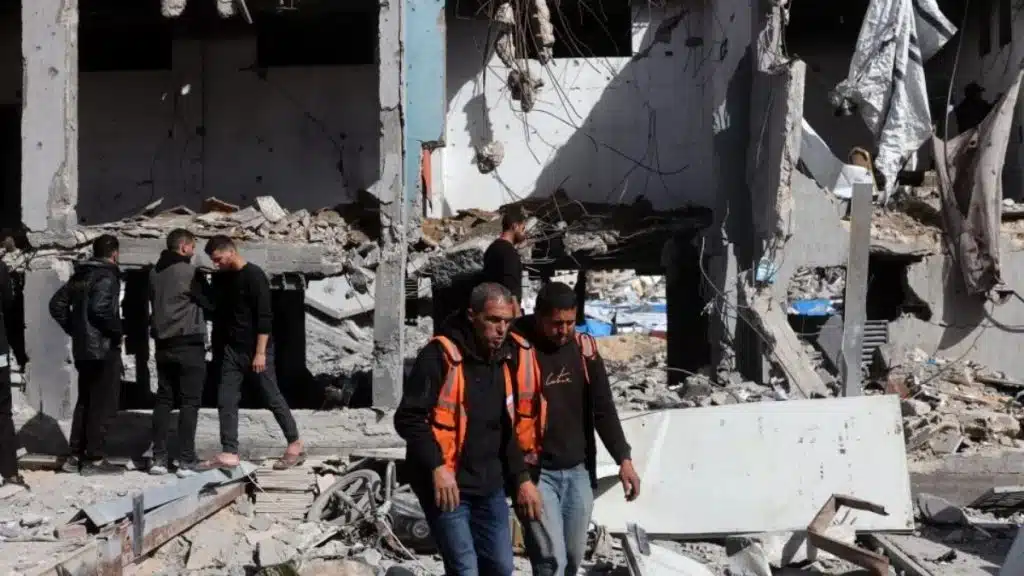 Ataques aéreos israelenses deixaram ao menos 31 palestinos mortos, incluindo seis crianças, neste sábado (31/1), segundo autoridades de saúde de Gaza. Um dos bombardeios atingiu uma tenda com pessoas deslocadas em Mawasi, no sul do território.