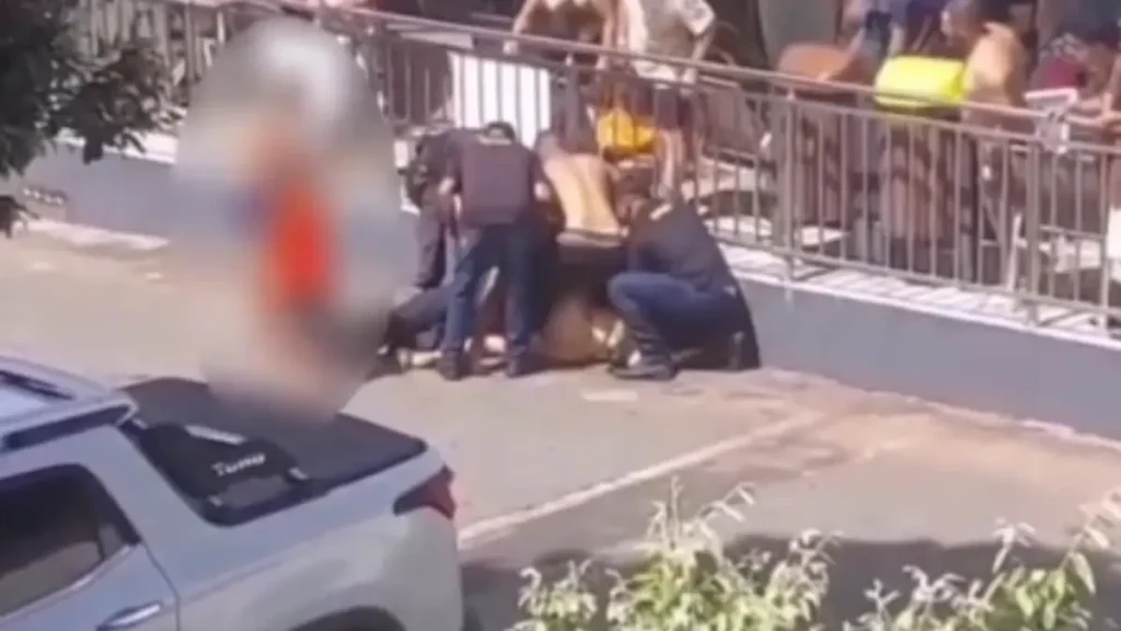 Uma mulher de 34 anos foi presa após agredir o marido, depredar um apartamento e atacar seguranças com uma tesoura. Segundo a PM, ela estava embriagada e resistiu à prisão.