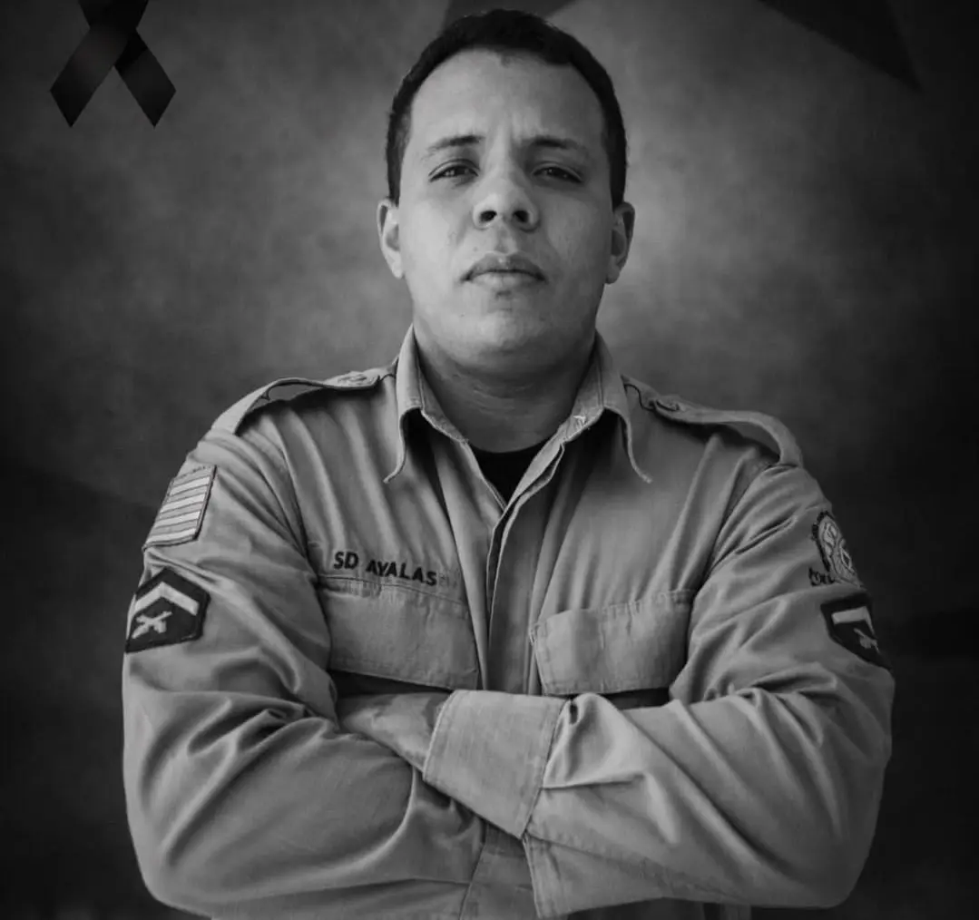 Luto na Polícia Militar de Goiás O soldado Isaque Ayalas Ribeiro Lustosa, de 28 anos, morreu neste domingo (8), após ser baleado em uma troca de tiros no Anel Viário, em Goiânia.