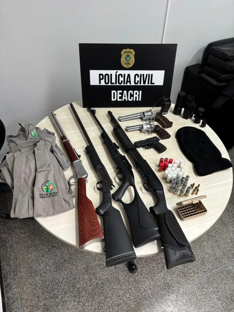 A Polícia Civil apreendeu 7 armas de fogo de um homem suspeito de ameaçar praticantes de religiões de matriz africana. O caso aconteceu após fiéis realizarem oferendas no Bosque Alto Paraíso. A investigação é conduzida pela Deacri, que trata o episódio como crime de ameaça motivado por preconceito religioso.