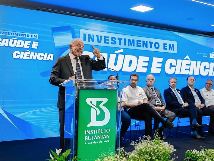 O presidente Lula anunciou R$ 1,8 bilhão para ampliar o Instituto Butantan, construir fábricas de vacinas contra HPV e DTPa, modernizar a produção de vacinas de RNA mensageiro e adquirir novos equipamentos.