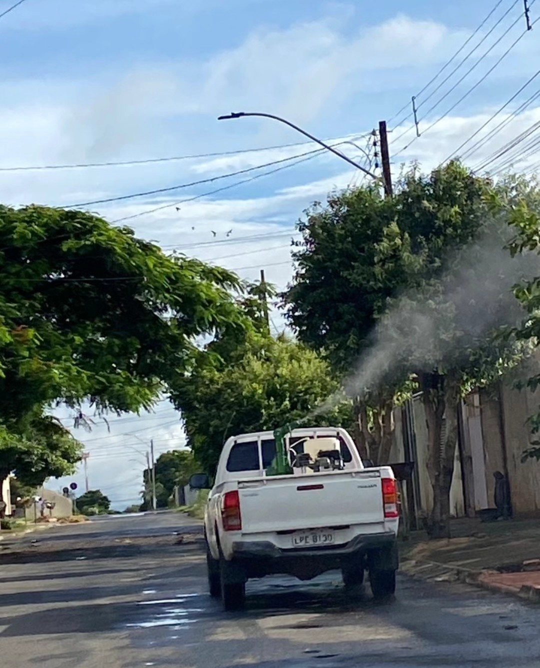 carro fumacê está circulando pelos bairros para combater o Aedes aegypti, transmissor da dengue, zika e chikungunya.