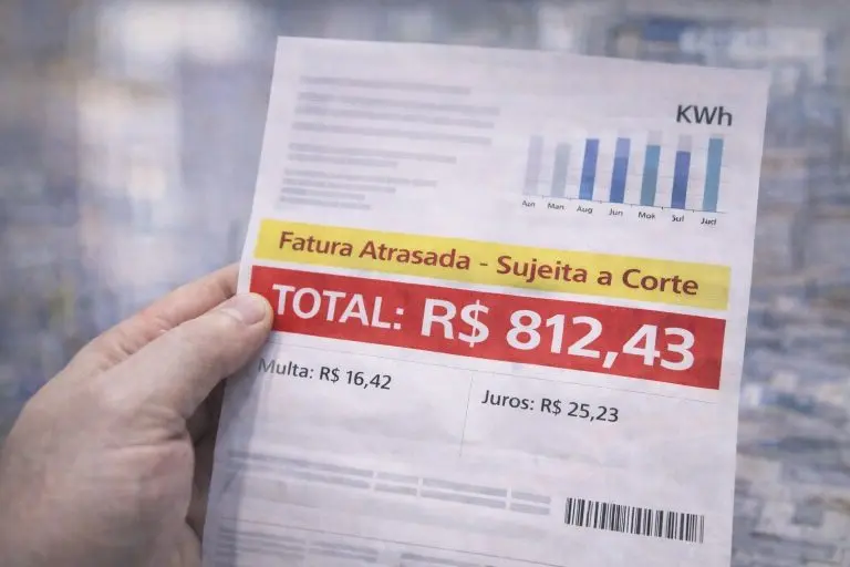 Conta de luz mais cara em 2026? Segundo projeções da consultoria Thymos Energia, o reajuste médio das tarifas deve chegar a 7,64%, quase o dobro da inflação prevista para o período.