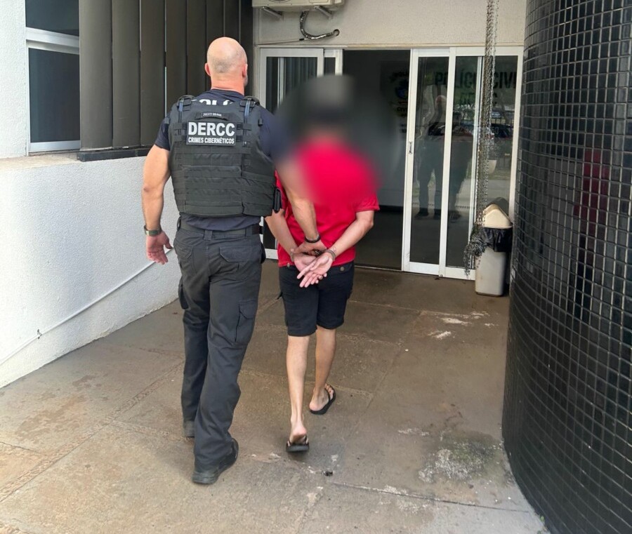 Idoso é preso em Goiânia por armazenar material de abuso infantil Um homem de 73 anos foi preso após a polícia encontrar mais de 180 pen drives e três celulares com conteúdos de exploração sexual de crianças e adolescentes.