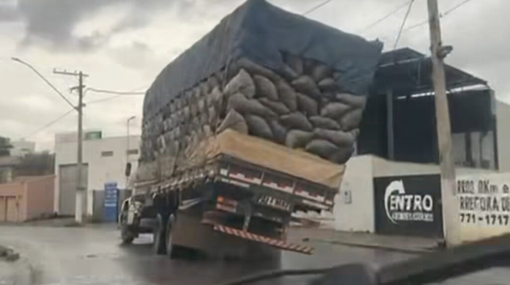 Susto em Sete Lagoas! Um caminhão carregado com carvão tombou na Avenida Secretário Divino Padrão e atingiu o muro de uma casa.