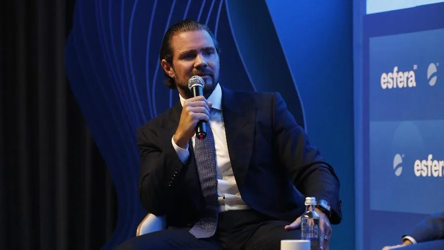 Brasília — A Polícia Federal (PF) conseguiu acessar integralmente o conteúdo de pelo menos um dos celulares de Daniel Vorcaro, empresário ligado ao Banco Master, durante as investigações da Operação Compliance Zero. Entre os aparelhos analisados está um iPhone 17 Pro Max, além de outros telefones atribuídos ao investigado.