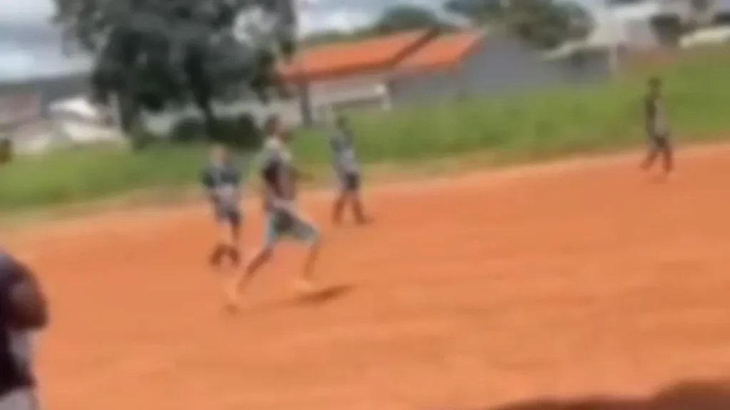 Confusão em jogo de várzea em Caldas Novas Uma partida terminou em caos após um jogador expulso ameaçar o árbitro com um facão. O homem buscou a arma no carro e perseguiu o juiz pelo campo. A cena foi gravada por torcedores.