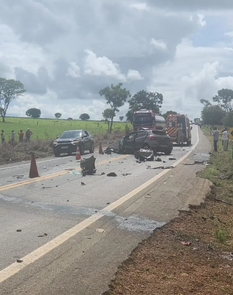 Acidente grave na GO-020 deixa dois mortos Uma colisão envolvendo quatro veículos em Bela Vista de Goiás resultou na morte de duas pessoas, na tarde desta quarta-feira (4). As vítimas estavam em um Chevrolet Onix.