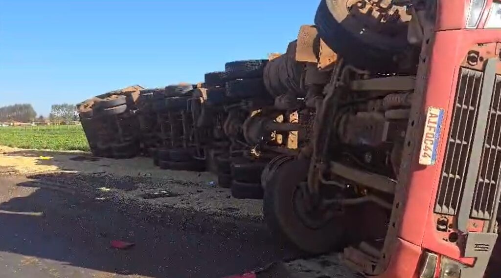 Grave acidente na BR-452 Uma carreta carregada de soja tombou sobre um Fiat Strada na manhã deste domingo (15), no km 15 da rodovia.