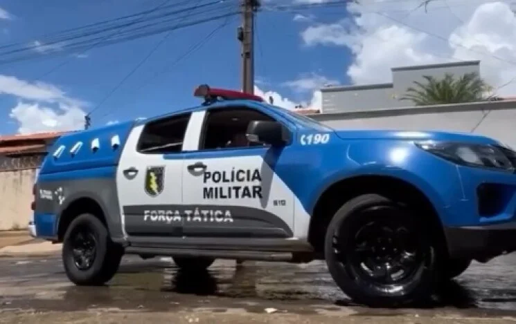 Perseguição terminou com a prisão de um suspeito que fugiu em uma Honda Twister 250 após atitude suspeita. Durante a fuga, ele ainda tentou jogar fora a droga que levava no bolso, mas foi interceptado pelo Grupo de Patrulhamento Tático.