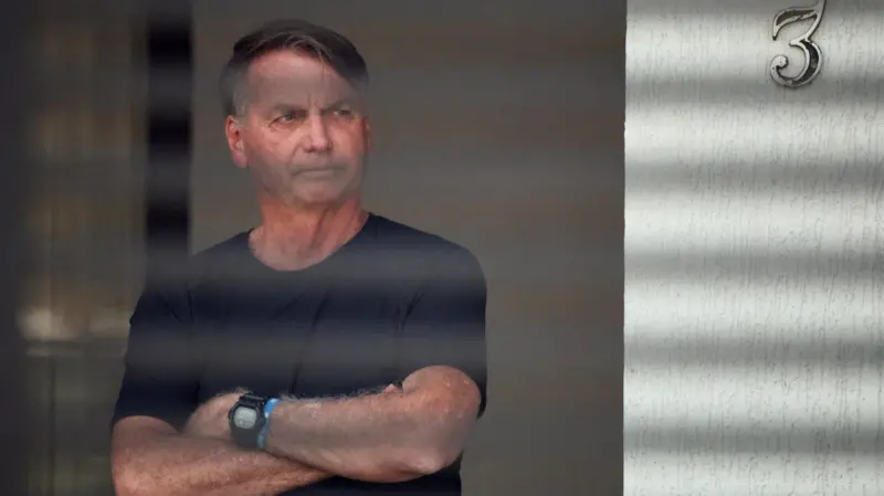 PF alerta para risco elevado à saúde de Bolsonaro Relatório médico indica comprometimento neurológico, quedas recentes e possível carência de vitaminas do complexo B. O uso de múltiplos medicamentos aumenta o risco de complicações graves.