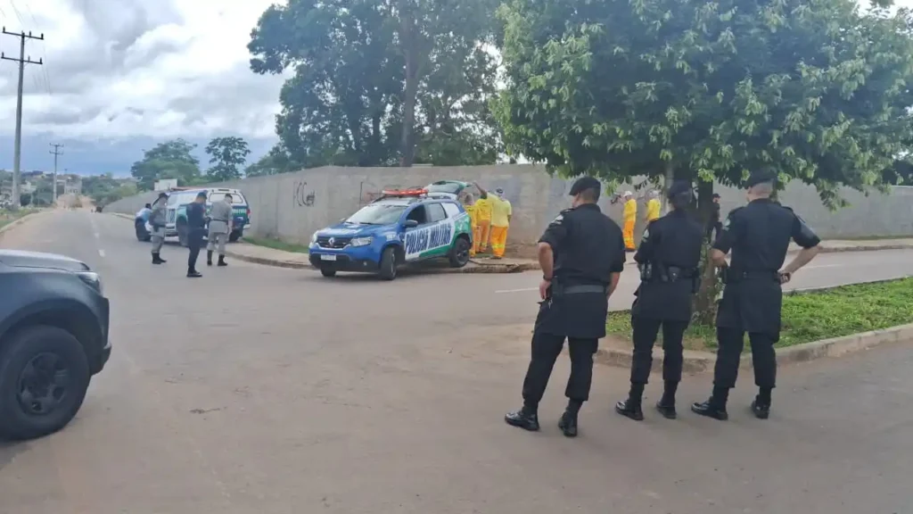 Presos estão ajudando a limpar pichações em muros da cidade de Niquelândia, no norte de Goiás, como parte de um trabalho de revitalização de espaços públicos promovido pelo poder público.