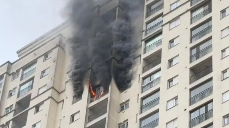 Um incêndio no 17º andar de um prédio no centro de São Bernardo do Campo mobilizou seis viaturas do Corpo de Bombeiros na manhã deste domingo (1º).
