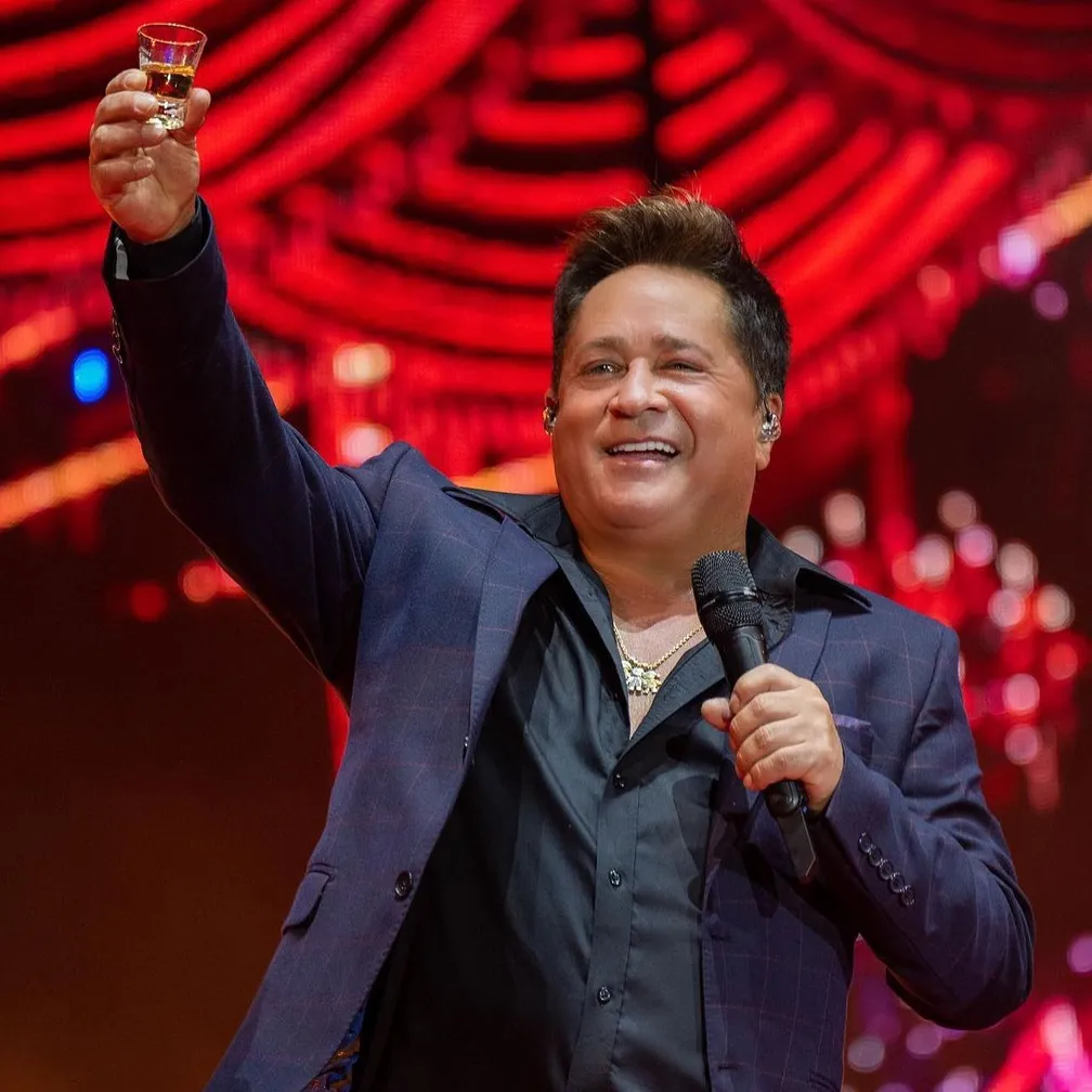 Um encontro inesperado no trânsito de Goiânia rendeu boas risadas e se tornou um dos vídeos mais comentados nas redes sociais neste domingo (8). Um casal de torcedores do Vila Nova teve a surpresa de se deparar com o cantor Leonardo parado ao lado de sua moto em um sinal vermelho, próximo ao Estádio Olímpico.